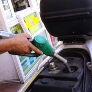 Carburante annacquato, irregolare un distributore su cinque. Pd: "Governo intervenga". Lega: "Bene controlli Gdf"