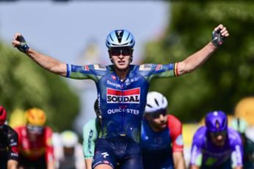 Tour de France, Merlier vince allo sprint la 12/a tappa e Pogacar resta in giallo Tour de France, Merlier vince allo sprint la 12/a tappa e Pogacar resta in giallo
