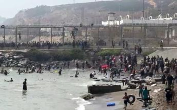 Migranti, fonti Palazzo Chigi: "Governo valuta sospensione Schengen con la Spagna" Migranti, fonti Palazzo Chigi: "Governo valuta sospensione Schengen con la Spagna"