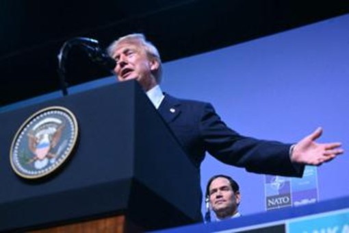 Trump show a vertice Nato ad Ankara, dopo gli attacchi è "immenso amore" con gli alleati Trump show a vertice Nato ad Ankara, dopo gli attacchi è "immenso amore" con gli alleati