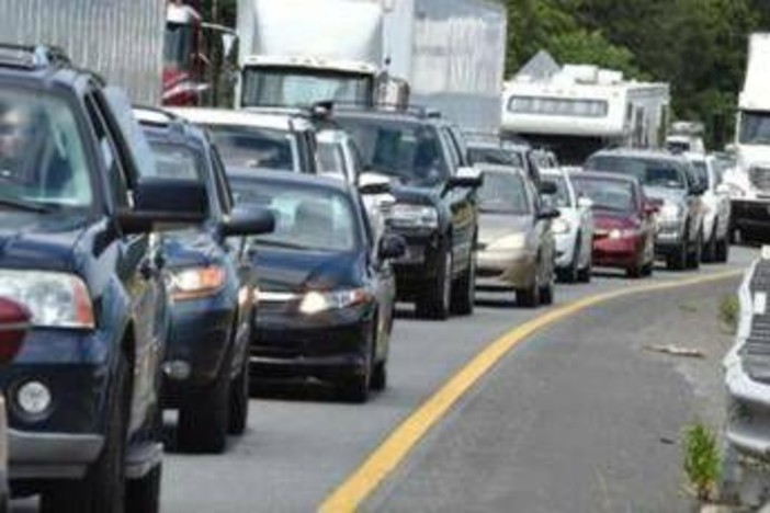Prove generali di esodo estivo, traffico sulle strade nel weekend: scatta il bollino rosso