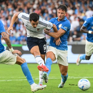 Baturina e Douvikas piegano il Napoli al Maradona, vince il Como 2-1