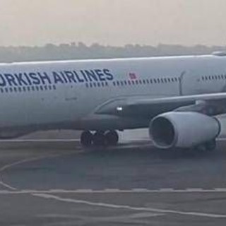 Aereo prende fuoco dopo atterraggio a Kathmandu in Nepal Aereo prende fuoco dopo atterraggio a Kathmandu in Nepal