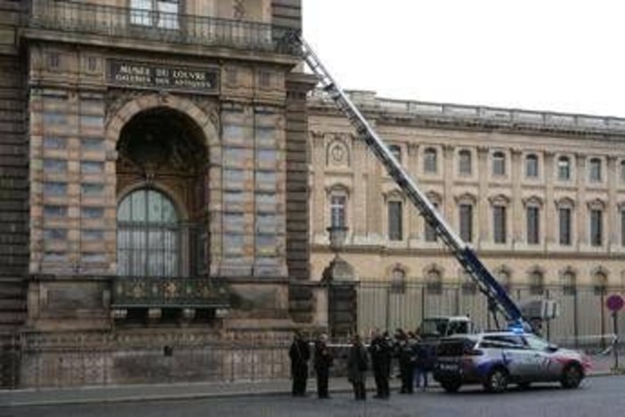 Una coppia con figli e altri piccoli criminali, ecco chi sono gli autori del colpo al Louvre