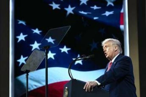 Trump: "Iran implora per un accordo". E lo Stretto di Hormuz diventa 'di Trump' Trump: "Iran implora per un accordo". E lo Stretto di Hormuz diventa 'di Trump'