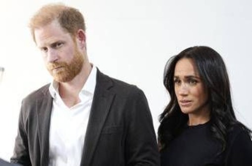 Harry e Meghan, i figli cambiano scuola dopo due giorni: "Nuova valutazione per sicurezza pubblica" Harry e Meghan, i figli cambiano scuola dopo due giorni: "Nuova valutazione per sicurezza pubblica"