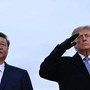 Trump accoglie Xi in Usa, tutto pronto per il vertice: dazi, AI, e Iran sul tavolo Trump accoglie Xi in Usa, tutto pronto per il vertice: dazi, AI, e Iran sul tavolo