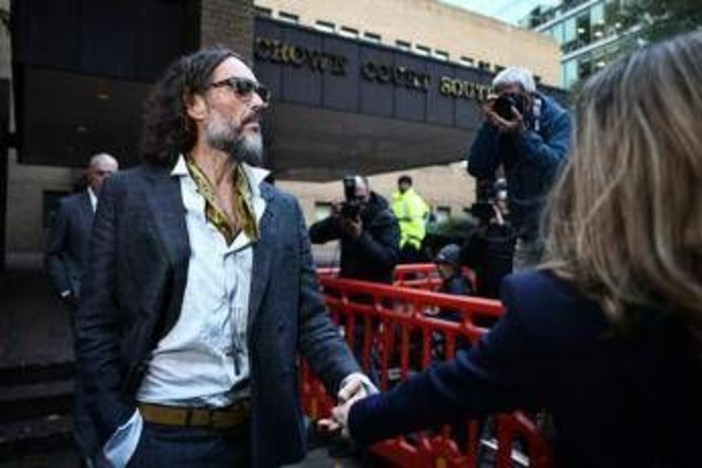 Processo a Russell Brand, la terza accusatrice in aula: "Ho chiuso gli occhi e ho cercato di non essere lì" Processo a Russell Brand, la terza accusatrice in aula: "Ho chiuso gli occhi e ho cercato di non essere lì"