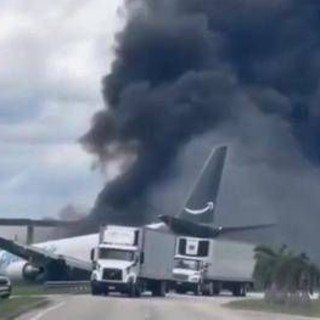 Aereo Boeing 767 cargo di Amazon esce di pista, si schianta e prende fuoco a Miami: "Almeno 5 morti" Aereo Boeing 767 cargo di Amazon esce di pista, si schianta e prende fuoco a Miami: "Almeno 5 morti"