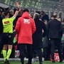 Tocco di mano in area rossonera, proteste e Allegri espulso: caos nel finale di Milan-Lazio