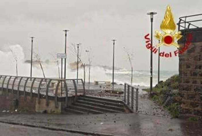 Maltempo, ciclone Harry flagella la Sicilia. Sindaco di Catania: "Restate a casa"