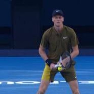 Sinner, il completo serale convince a metà: "Lo stilista tifa Alcaraz" Sinner, il completo serale convince a metà: "Lo stilista tifa Alcaraz"