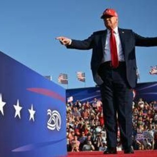 Dazi Usa, Trump annuncia: &quot;Lettere per informare i Paesi sulle tariffe&quot;