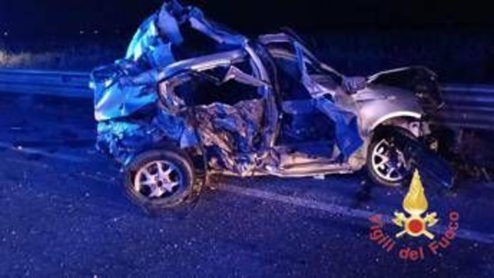 Scontro tra un furgone e due auto sulla Ss 106, un morto e tre feriti