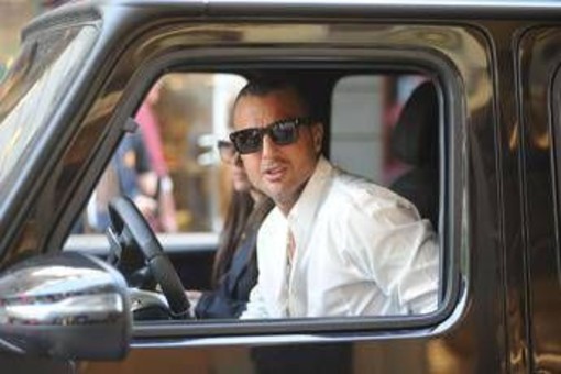 Mediaset denuncia Corona per diffamazione aggravata e minacce. L'ex paparazzo: "E' guerra, racconterò tutta la verità" Mediaset denuncia Corona per diffamazione aggravata e minacce. L'ex paparazzo: "E' guerra, racconterò tutta la verità"