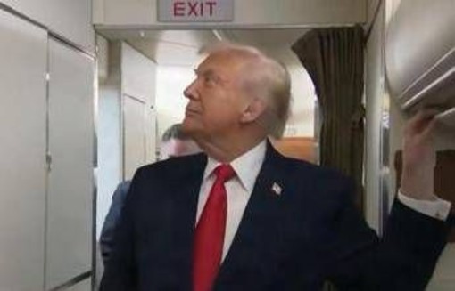Trump e il bagno occupato sull'Air Force One: &quot;C’è qualcuno lì dentro?&quot;