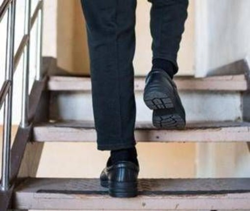 Due piani di scale ogni giorno, l'esercizio top per gli anziani e i benefici