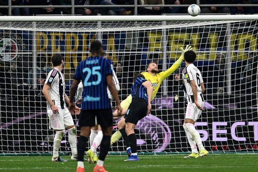 L’Inter piega 3-2 la Juve e prova la fuga in vetta L’Inter piega 3-2 la Juve e prova la fuga in vetta