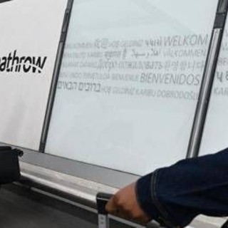 Spray al peperoncino su diverse persone a Heathrow, fermato un uomo Spray al peperoncino su diverse persone a Heathrow, fermato un uomo