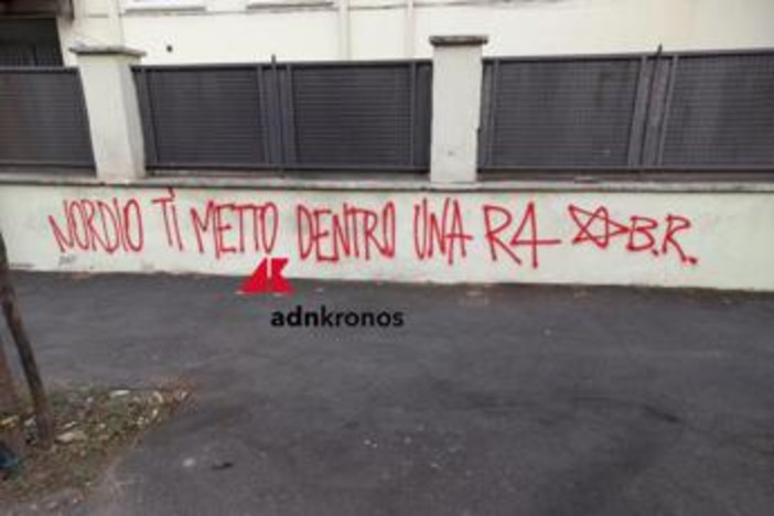 "Nordio ti metto dentro una R4", scritta choc firmata Br a Roma. Potenziata la scorta al ministro e massima allerta "Nordio ti metto dentro una R4", scritta choc firmata Br a Roma. Potenziata la scorta al ministro e massima allerta