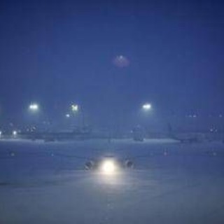 Neve e gelo in Francia, Parigi imbiancata: voli cancellati e trasporti nel caos Neve e gelo in Francia, Parigi imbiancata: voli cancellati e trasporti nel caos