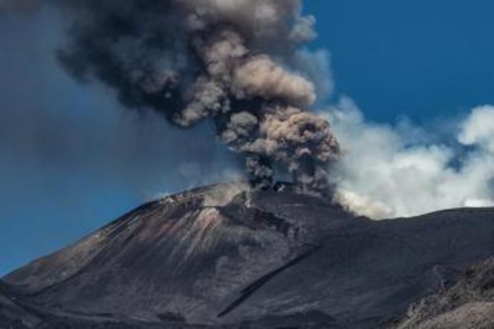 Nube di cenere sull'Etna, all'aeroporto di Catania sospese le attività di volo Nube di cenere sull'Etna, all'aeroporto di Catania sospese le attività di volo