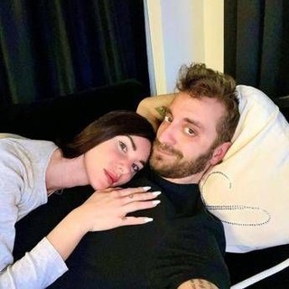 Bianca Atzei, il post social che 'cancella' Stefano Corti: lui replica così Bianca Atzei, il post social che 'cancella' Stefano Corti: lui replica così