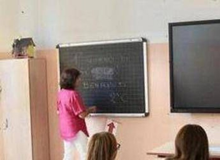 Scuola, firmato rinnovo del contratto. Valditara: "Aumenti per docenti e Ata di 150 e 110 euro" Scuola, firmato rinnovo del contratto. Valditara: "Aumenti per docenti e Ata di 150 e 110 euro"
