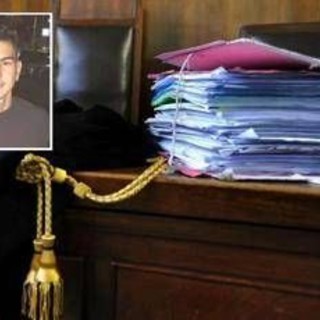 Uccise il padre per difendere la madre, è definitiva l'assoluzione per Alex Cotoia Uccise il padre per difendere la madre, è definitiva l'assoluzione per Alex Cotoia