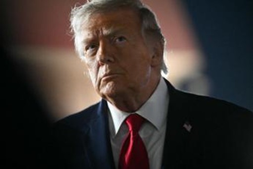 Iran-Usa, Araghchi: "Accordo mai così vicino. Pedaggio obbligatorio a Hormuz". Trump: "Firma nel weekend o lunedì"