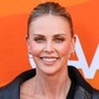 Charlize Theron compie 50 anni, dall'infanzia difficile all'Oscar