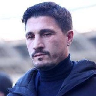 Napoli, ferito a colpi di pistola il fratello dell'allenatore del Cagliari Pisacane Napoli, ferito a colpi di pistola il fratello dell'allenatore del Cagliari Pisacane