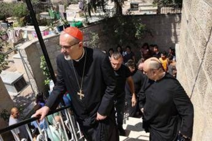 Gaza, cardinale Pizzaballa in missione con 500 tonnellate di aiuti. Papa sente Netanyahu