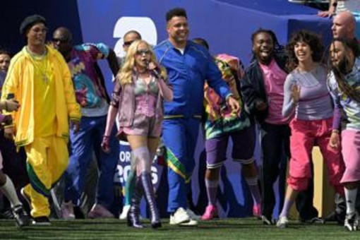Mondiali, critiche su Madonna: "È in playback". E Brad Pitt tifa Argentina Mondiali, critiche su Madonna: "È in playback". E Brad Pitt tifa Argentina