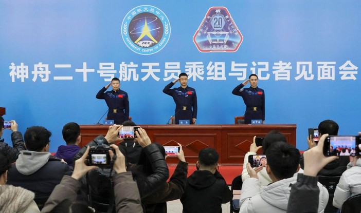 Cina, conferite medaglie ai tre astronauti della missione Shenzou-20
