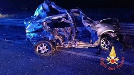 Scontro tra un furgone e due auto sulla Ss 106, un morto e tre feriti