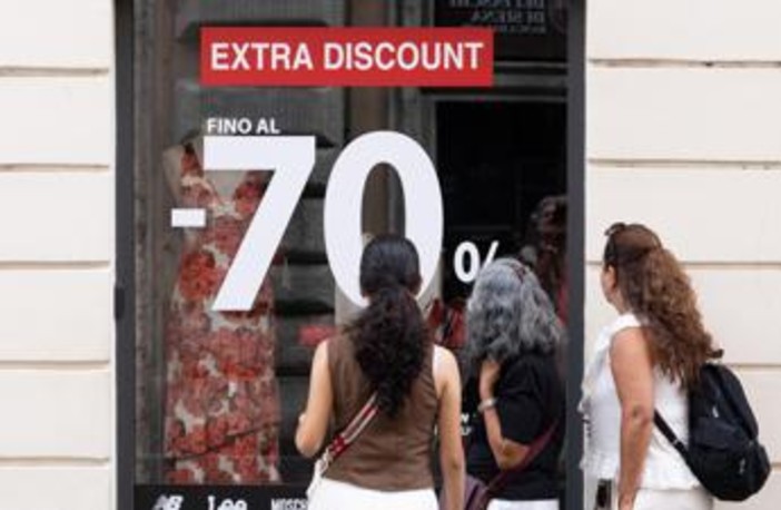 Saldi estivi al via, ribassi in tutta Italia ma il caro-vita frena lo shopping Saldi estivi al via, ribassi in tutta Italia ma il caro-vita frena lo shopping