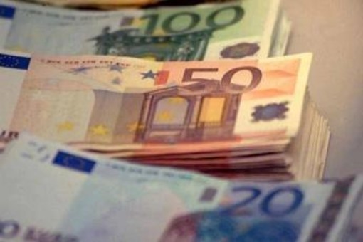 Senzatetto trova 4mila euro in una valigetta e... li distribuisce ai passanti