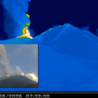 A Catania l'Etna continua a eruttare: aeroporto chiuso fino alle 2 di venerdì, gli aggiornamenti in tempo reale A Catania l'Etna continua a eruttare: aeroporto chiuso fino alle 2 di venerdì, gli aggiornamenti in tempo reale