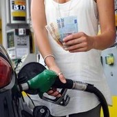 Prezzi benzina e diesel, non si fermano gli aumenti. Unc: "Pieno gasolio costa 40 cent in più in un giorno"