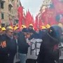 Ex Ilva, a Genova il corteo degli operai. Appello di Salis: "No alla violenza" Ex Ilva, a Genova il corteo degli operai. Appello di Salis: "No alla violenza"