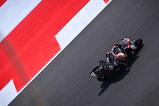 Bezzecchi trionfa nel Gp di Indonesia, podio tutto di marca Aprilia Bezzecchi trionfa nel Gp di Indonesia, podio tutto di marca Aprilia
