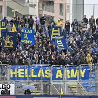 Hellas Verona, Daspo di un anno a calciatore: rifiutò selfie a ragazzino scatenando i tifosi Hellas Verona, Daspo di un anno a calciatore: rifiutò selfie a ragazzino scatenando i tifosi