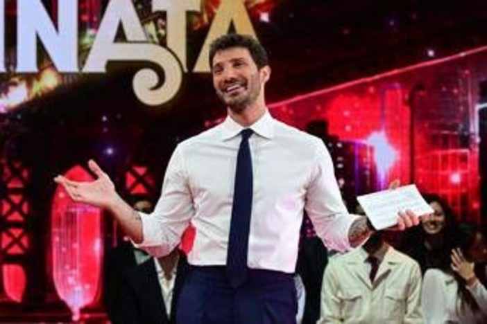 Stasera tutto è possibile, torna il comedy show con De Martino: oggi su Rai 2 Stasera tutto è possibile, torna il comedy show con De Martino: oggi su Rai 2