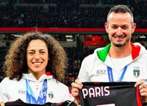 Il Milan 'abbraccia' Brignone e Paris prima del derby con l'Inter: il tributo ai medagliati di Milano Cortina