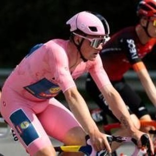Giro d'Italia, a Pedersen anche la quinta tappa. Terza vittoria per la maglia rosa