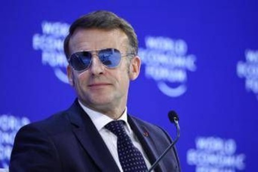 Macron e il 'giallo' degli occhiali a specchio: cosa nascondono per l'esperto Macron e il 'giallo' degli occhiali a specchio: cosa nascondono per l'esperto