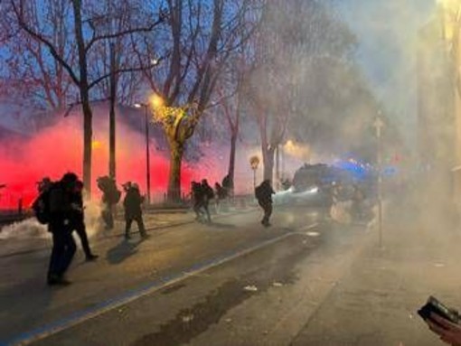 Scontri a corteo per Askatasuna, petardi e bombe carta contro le forze dell'ordine