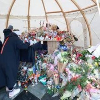 Crans-Montana, a Bella Ma' gli amici delle vittime italiane: "Continueranno a vivere con noi"