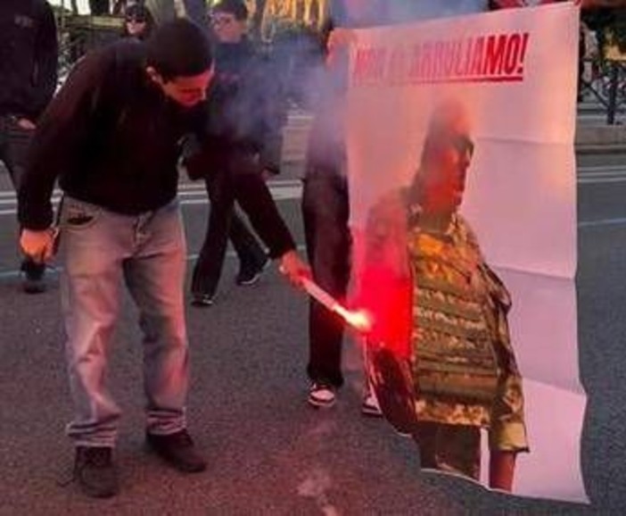 Roma, manifestanti ProPal bruciano immagine Crosetto: "Non ci arruoliamo" Roma, manifestanti ProPal bruciano immagine Crosetto: "Non ci arruoliamo"